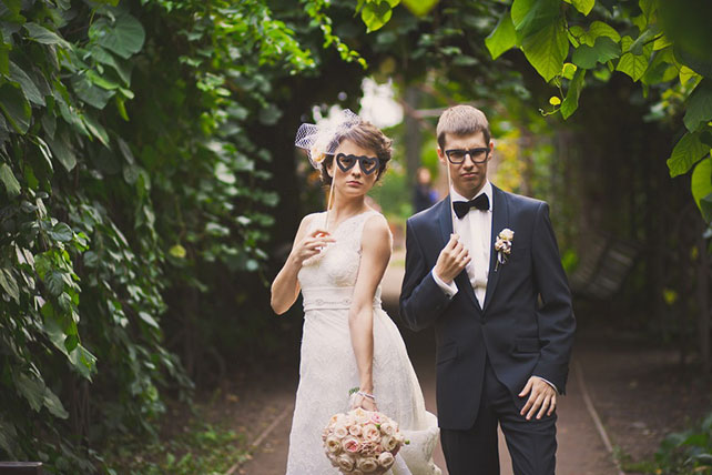 Винтажная свадьба Максима и Вики, фотосессия жениха и невесты с аксессуарами, очки для фотосессии