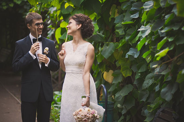 Винтажная свадьба Максима и Вики, фотосессия жениха и невесты с аксессуарами, очки для фотосессии