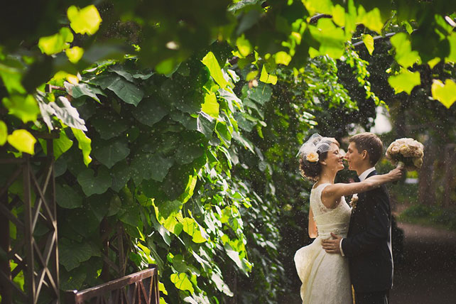Винтажная свадьба Максима и Вики, фотосессия жениха и невесты около зелёных деревьев
