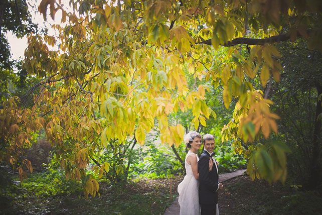 Винтажная свадьба Максима и Вики, фотосессия жениха и невесты около дерева с жёлтыми листьями. осеннее свадебное фото