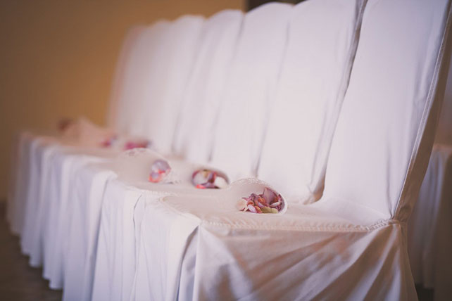 Винтажная свадьба Максима и Вики, стулья для гостей в зале торжественной регистрации, кульки с лепестками