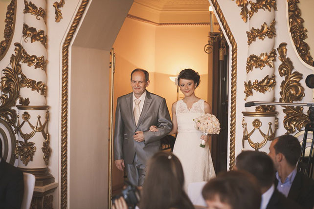 Винтажная свадьба Максима и Вики, отец ведёт невесту к алтарю