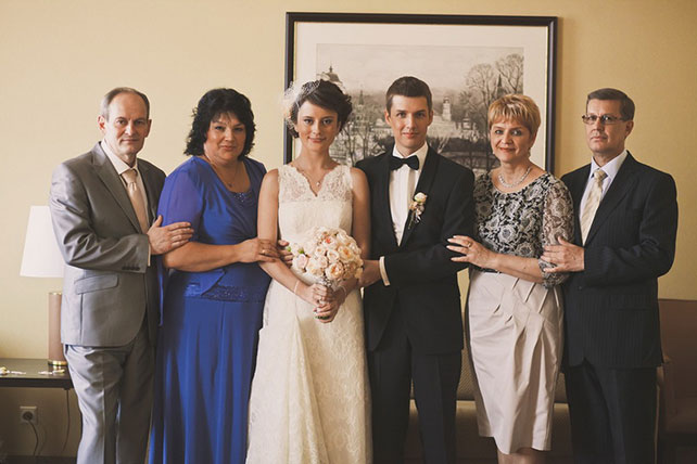 Винтажная свадьба Максима и Вики, фотография жениха и невесты с родителями