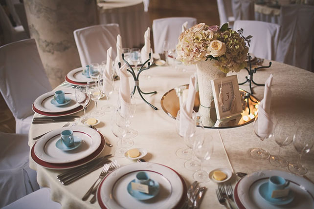 Винтажная свадьба Максима и Вики, декор столов, подарки для гостей кружки