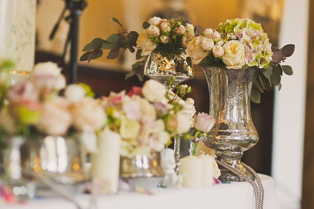 Винтажная свадьба Максима и Вики, декор столов, цветы в серебрянных вазах