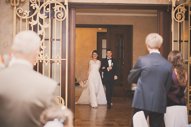 Винтажная свадьба Максима и Вики, жених и невеста входят в банкетный зал