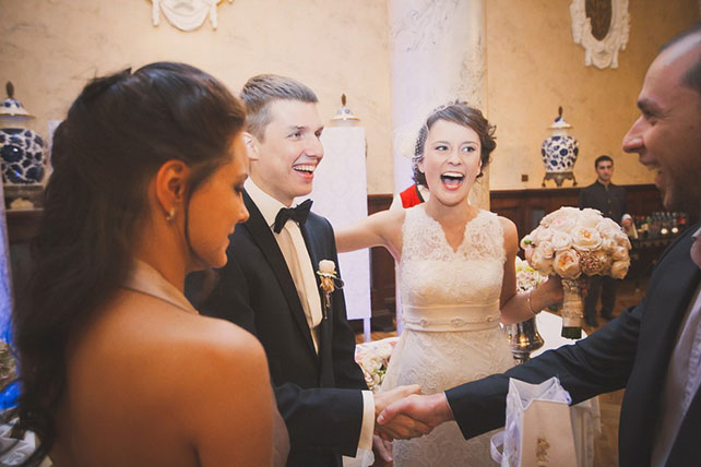 Винтажная свадьба Максима и Вики, жених и невеста с гостями