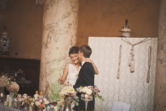 Винтажная свадьба Максима и Вики, жених и невеста целуются