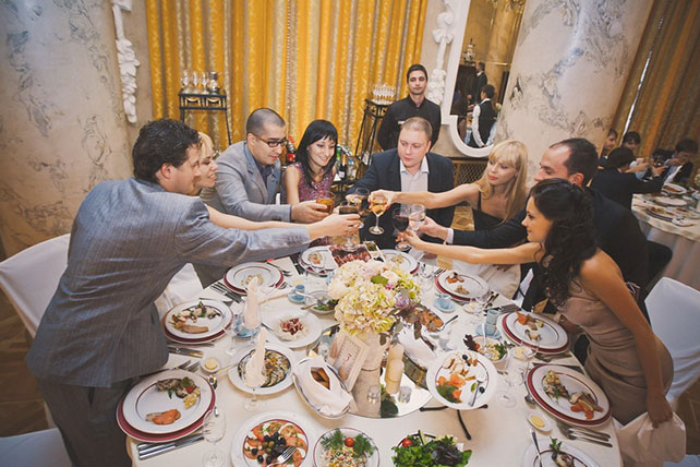 Винтажная свадьба Максима и Вики, гости за столом