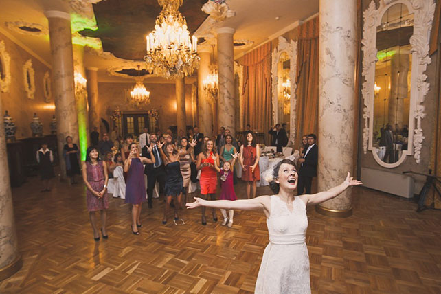 Винтажная свадьба Максима и Вики, невеста бросает букет подружкам