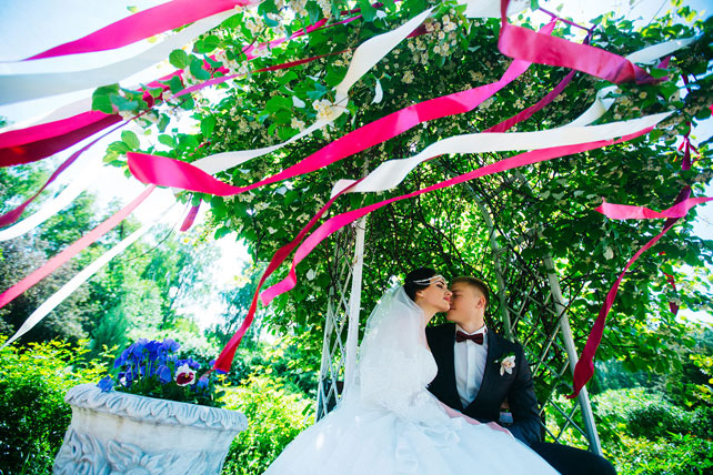 Цветущий восток, жених и невеста прогулка