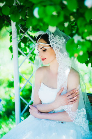 Цветущий восток, невеста на скамейке