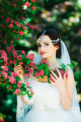 Цветущий восток, невеста у цветущего куста