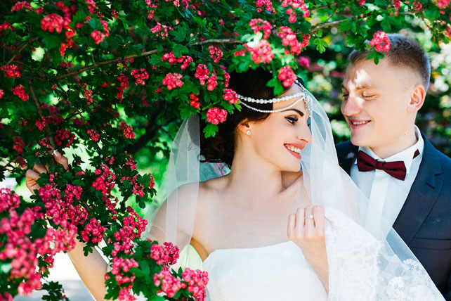 Цветущий восток, жених и невеста в парке