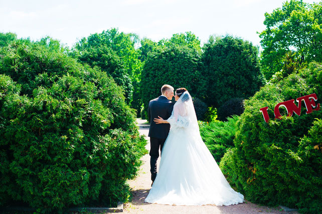Цветущий восток, жених и невеста в парке