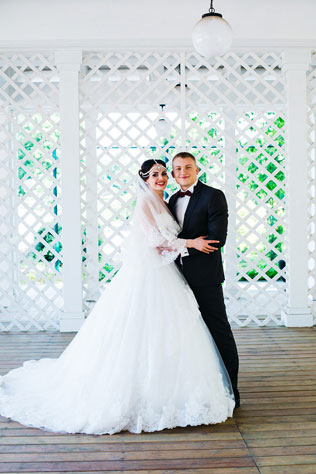 Цветущий восток, жених с невестой