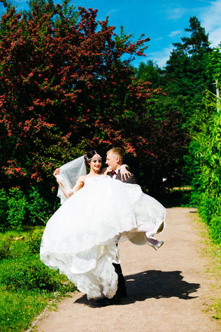 Цветущий восток, невеста на руках жениха