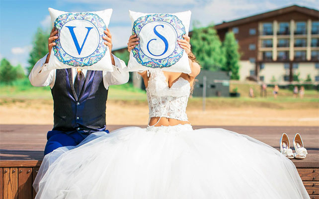 свадьба в восточном стиле, фотосессия жениха и невесты с подушками