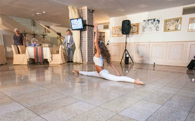 свадьба в восточном стиле, невеста исполняет восточный танец