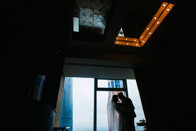 Воздушная свадьба, жених и невеста у окна