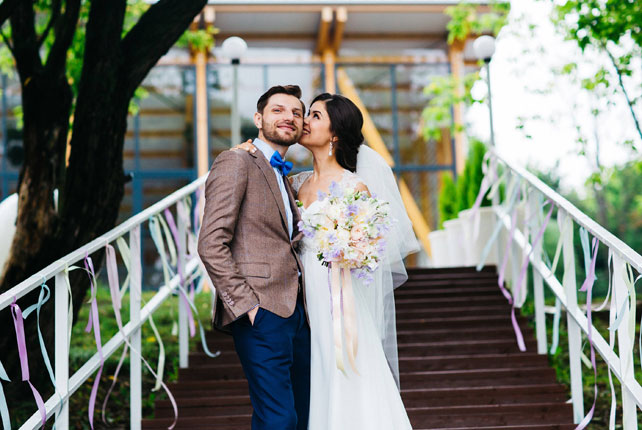 Воздушная свадьба, жених и невеста на лестнице