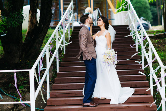 Воздушная свадьба, жених и невеста на лестнице