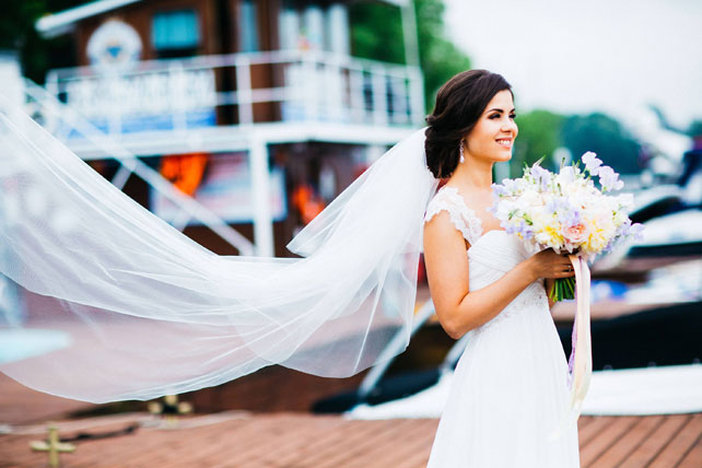 Воздушная свадьба, невеста на причале