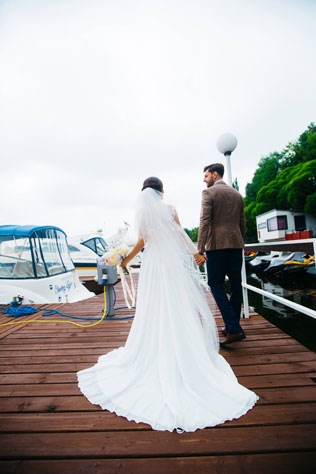 Воздушная свадьба, жених и невеста на причале