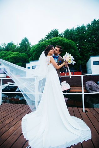 Воздушная свадьба, жених и невеста на причале