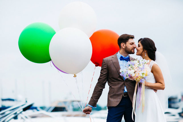 Воздушная свадьба, жених и невеста с большими воздушными шарами