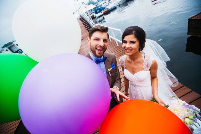Воздушная свадьба, жених и невеста с большими воздушными шарами