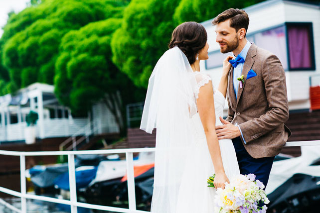 Воздушная свадьба, жених и невеста у причала