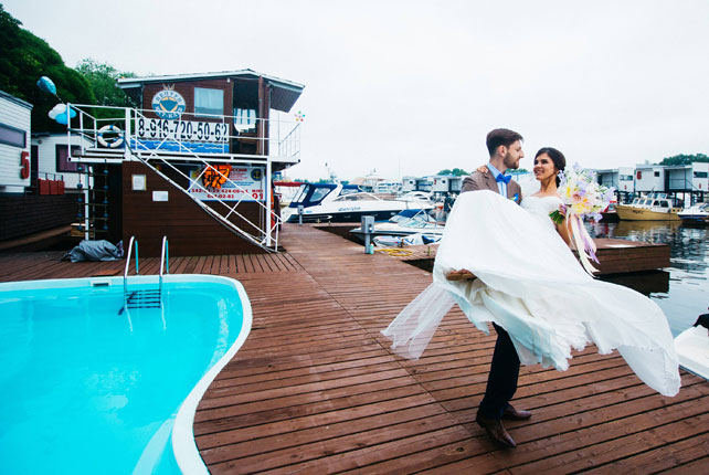 Воздушная свадьба, жених и невеста у бассейна
