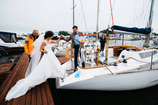 Воздушная свадьба, жених и невеста на яхте