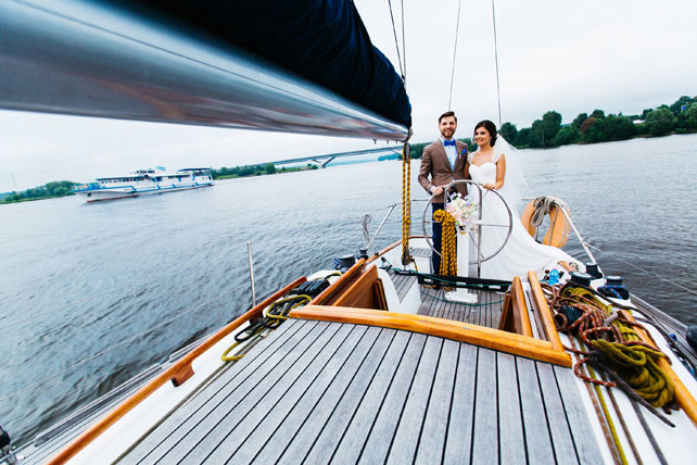 Воздушная свадьба, жених и невеста на яхте