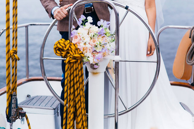 Воздушная свадьба, жених и невеста на яхте