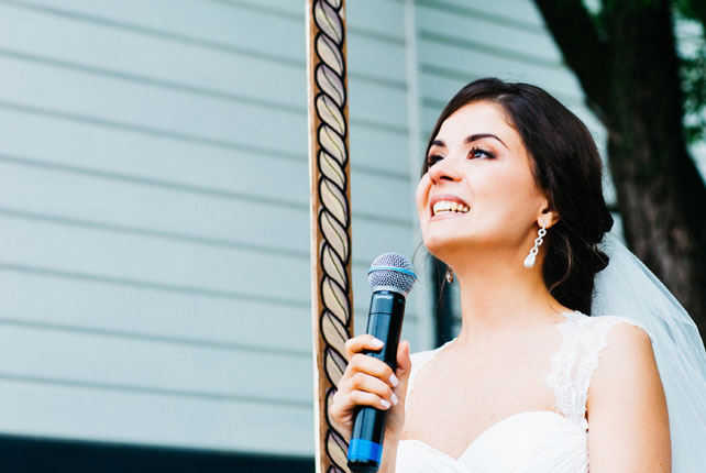 Воздушная свадьба, невеста с микрофоном