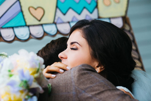 Воздушная свадьба, жених обнимает невесту