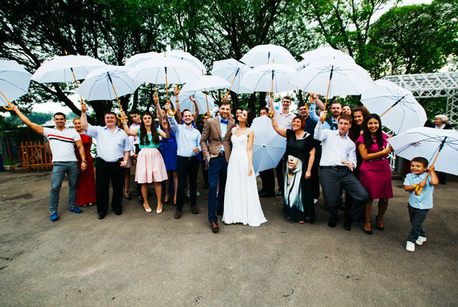 Воздушная свадьба, гости и молодожены с зонтиками