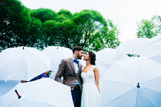 Воздушная свадьба, гости и молодожены с зонтиками