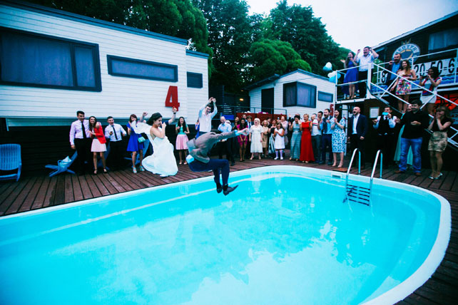 Воздушная свадьба, жених и невеста прыгают в бассейн