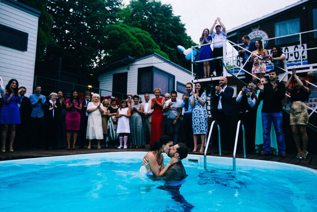 Воздушная свадьба, жених и невеста прыгают в бассейн