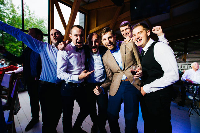 Воздушная свадьба, жених с друзьями
