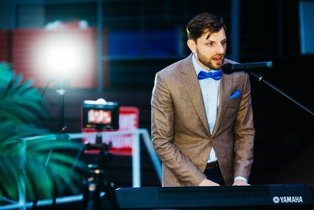 Воздушная свадьба, жених исполняет песню 