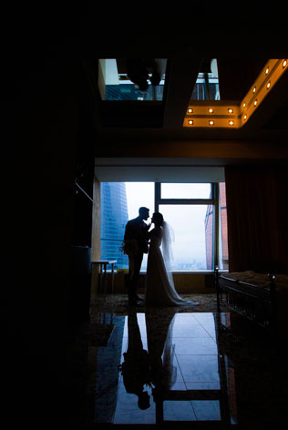 Воздушная свадьба, жених и невеста у окна