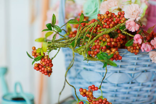 Воздушная мятно-голубая свадьба Даши и Ярослава, корзина с ягодами в декоре свадьбы