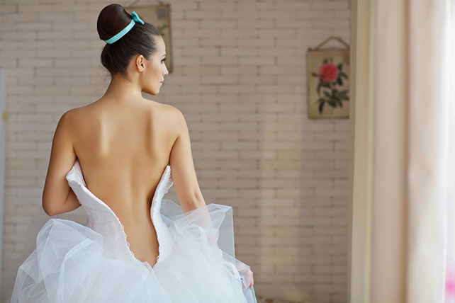 Воздушная мятно-голубая свадьба Даши и Ярослава, невеста стоит спиной в расстёгнутом платье