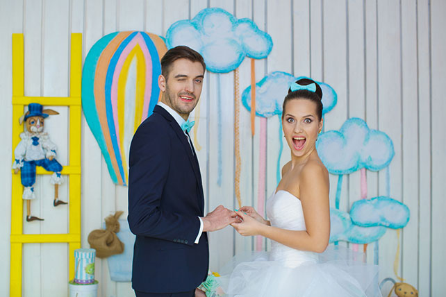 Воздушная мятно-голубая свадьба Даши и Ярослава, жених подмигивает, невеста улыбаются