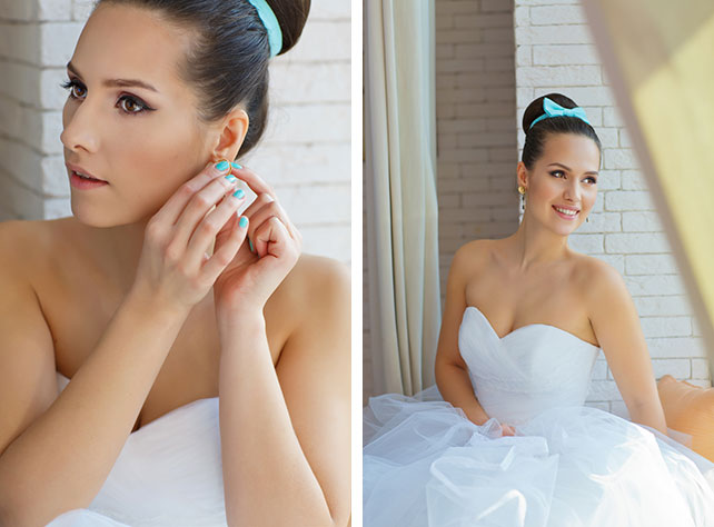 Воздушная мятно-голубая свадьба Даши и Ярослава, невеста надевает серёжки