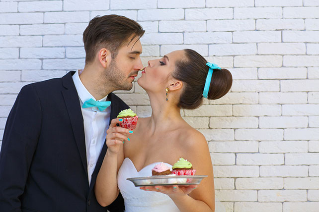 Воздушная мятно-голубая свадьба Даши и Ярослава, фотосессия жениха и невесты с капкейками